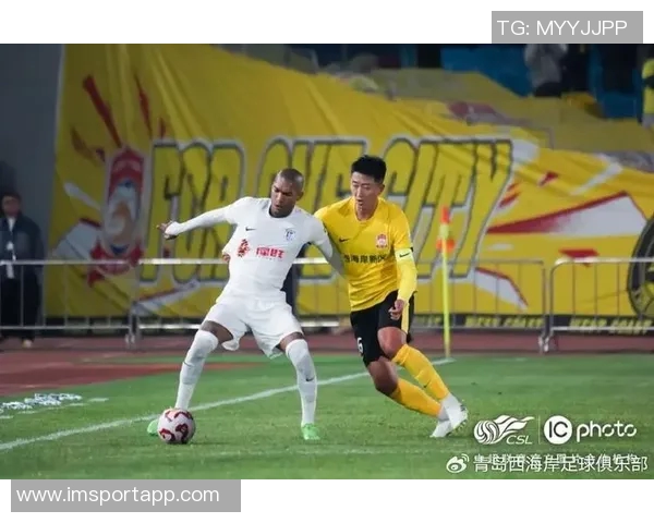 大连英博主场落后青岛西海岸阿齐兹精彩进球助队领先 大连英博主场落后青岛西海岸阿齐兹精彩进球助队领先