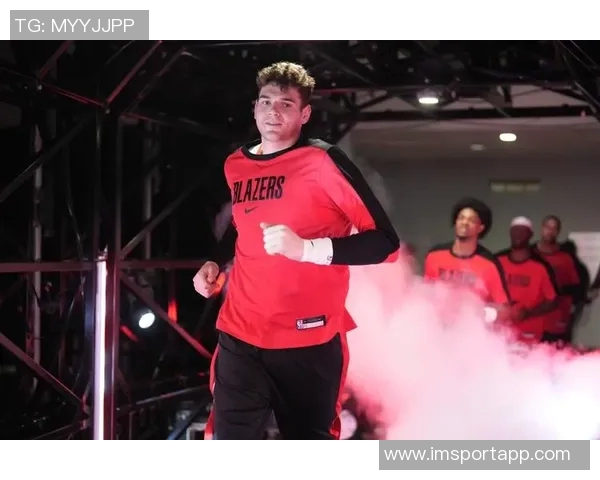 克林根上赛季表现抢眼连续18场盖帽近期状态下滑仅有1次封盖显得有些软弱