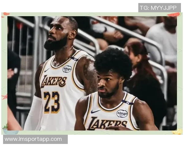 詹姆斯与布朗尼父子同台亮相常规赛揭幕战的历史时刻回顾 詹姆斯与布朗尼父子同台亮相常规赛揭幕战的历史时刻回顾