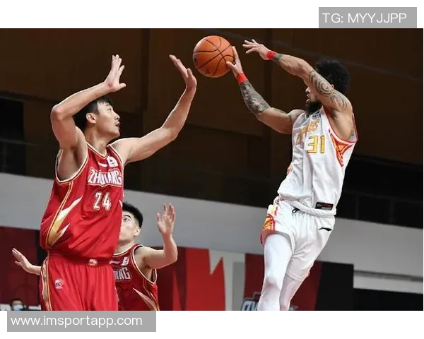 布克上半场表现挣扎12投5中仅得14分5篮板罚球命中率低迷 布克上半场表现挣扎12投5中仅得14分5篮板罚球命中率低迷