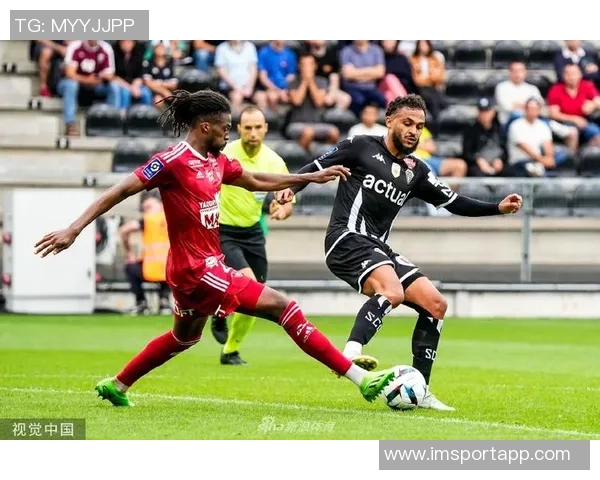 法媒报道里尔法兰克福汉堡等队争抢昂热后卫埃科米 法媒报道里尔法兰克福汉堡等队争抢昂热后卫埃科米