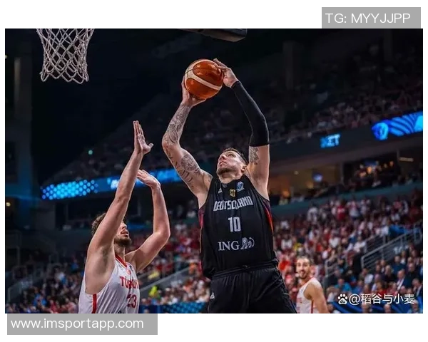 乔治上半场状态一般表现平平仅得10分1篮板2助攻三分球命中率尚可 乔治上半场状态一般表现平平仅得10分1篮板2助攻三分球命中率尚可